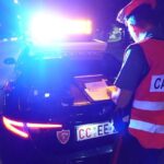 Aggrediscono i carabinieri di Mondragone con un’ascia: non si erano fermati all’alt. Un uomo denunciato, caccia ai complici