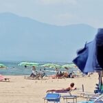 MONDRAGONE – Colto da malore, muore in spiaggia mentre passeggia con la moglie