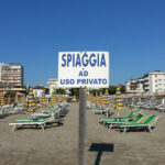 SEQUESTRO ATTREZZATURE BALNEARI UTILIZZATE PER OCCUPAZIONE ABUSIVA DEMANIO MARITTIMO
