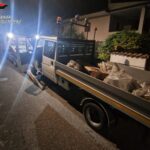 Scarica i rifiuti falciano addome del camion direttamente a bordo strada: zozzone beccato
