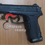 MONDRAGONE – Si presenta in caserma per sporgere denuncia ma ha una pistola in tasca