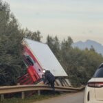 SANT’ANDREA DEL PIZZONE – Brutto incidente: mezzo pesante fuori strada – FOTO LIVE