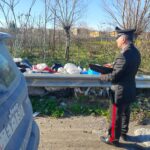 Terra dei Fuochi, zozzone beccato a gettare rifiuti dietro un guardrail